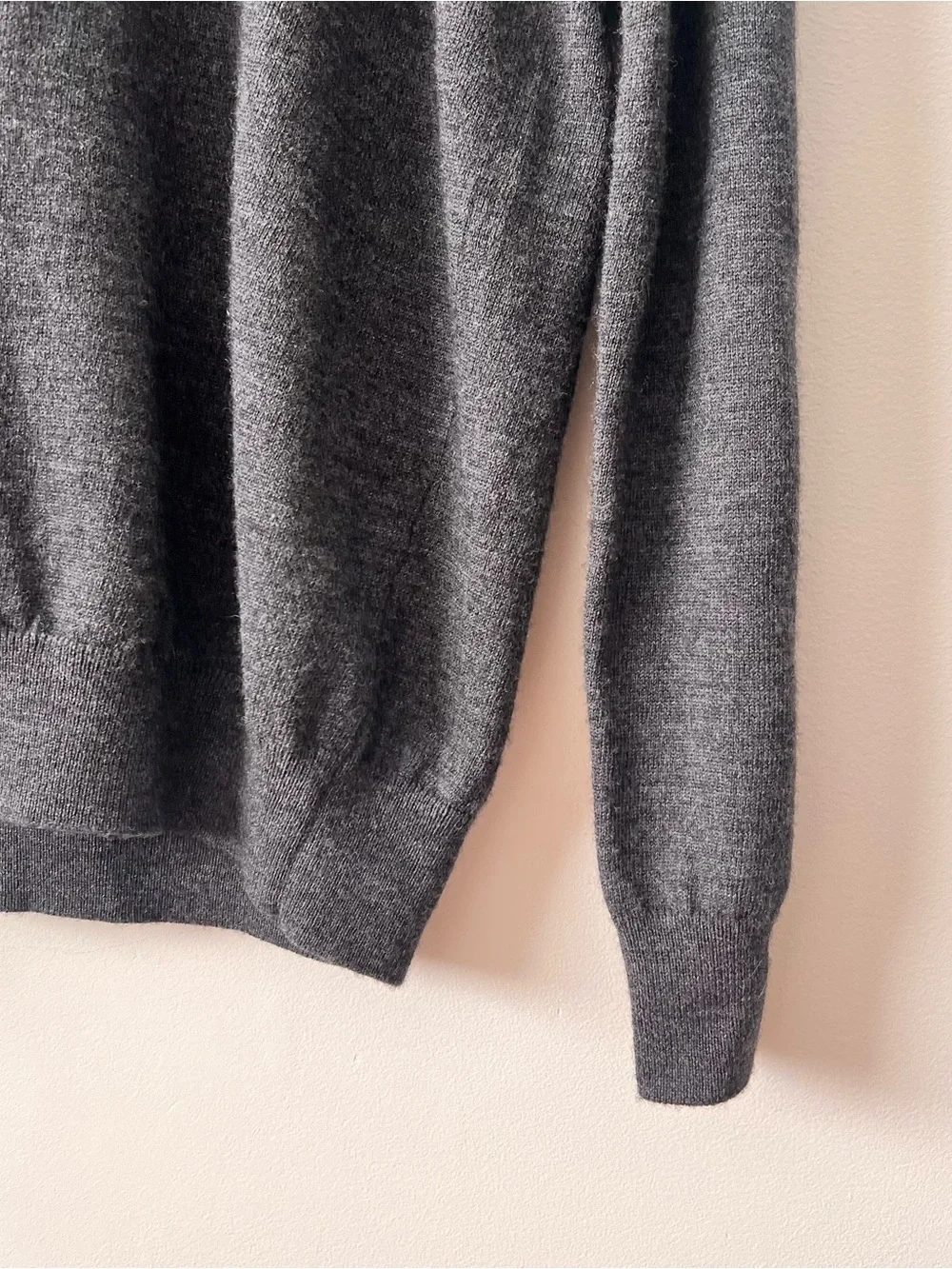 Banana Republic Men’s Merino Wool V-Neck Sweater Gray Lightweight L EUC